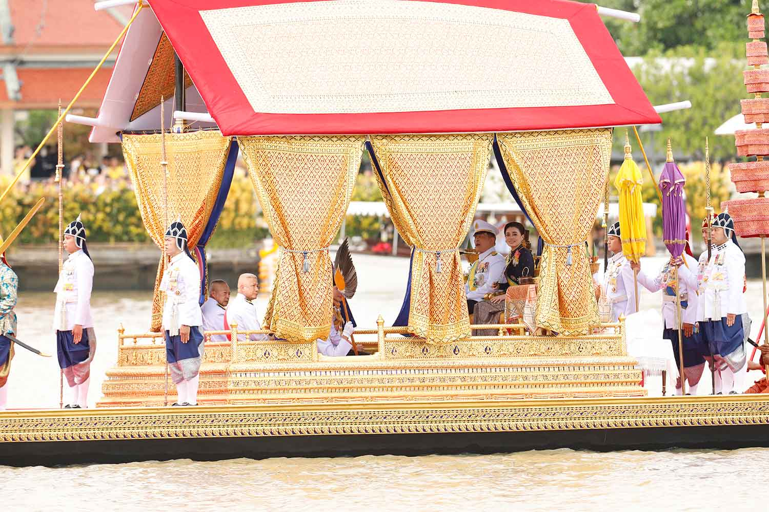 Процессия королевских барж украшает реку Чао Прайя в Бангкоке