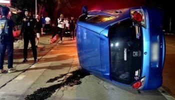 Пьяная женщина перевернула машину на эстакаде в Паттайе, жалуясь на сердечную боль