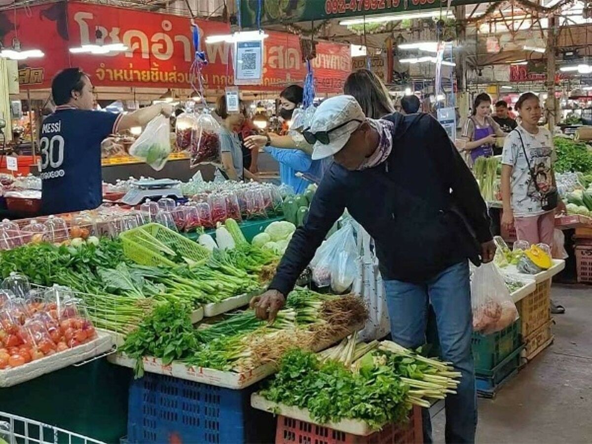 Салат-латук "молись": покупатели на рынке столкнулись с резкими ценами в преддверии вегетарианского фестиваля в Паттайе