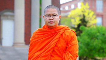 Связанный с иконами монах сталкивается с наземным зондом