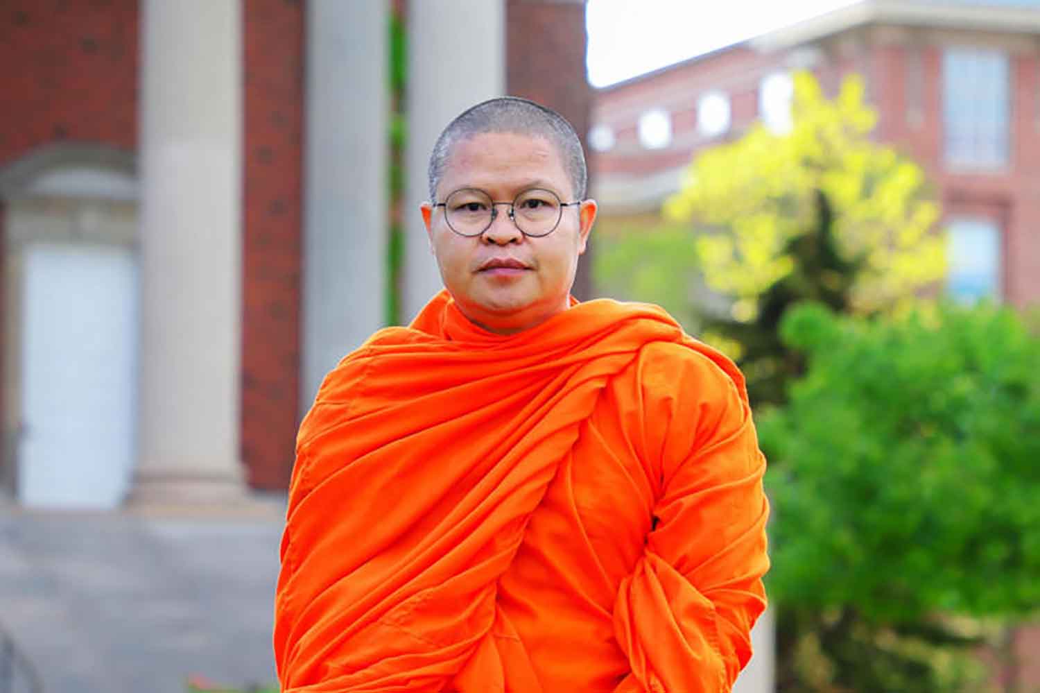 Связанный с иконами монах сталкивается с наземным зондом