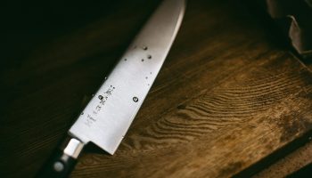 Солдат напал на продавца тайских сосисок и избежал ареста в военном лагере