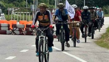 Спустя 20 лет после массового удушья в Такбае на юге Таиланда велосипедисты крутят педали "в поисках кислорода"