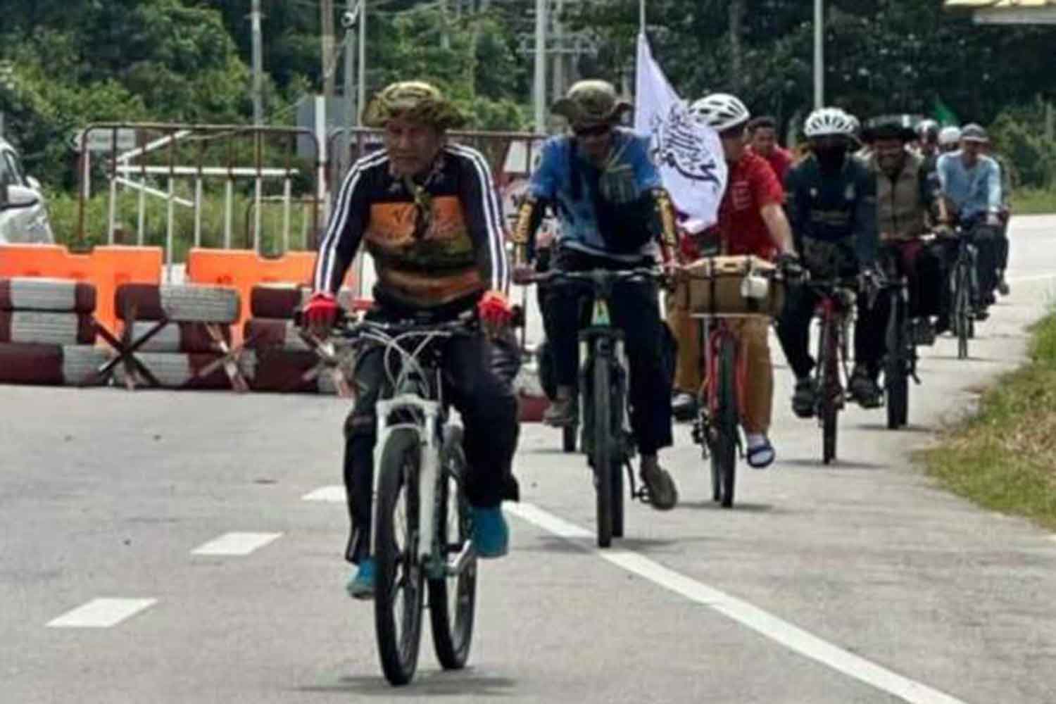 Спустя 20 лет после массового удушья в Такбае на юге Таиланда велосипедисты крутят педали "в поисках кислорода"