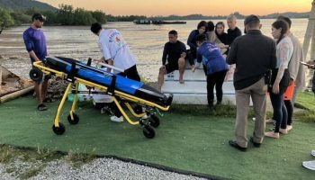 Счастливая семерка "всплывает" в безопасное место после того, как длиннохвост на Пхукете перевернулся