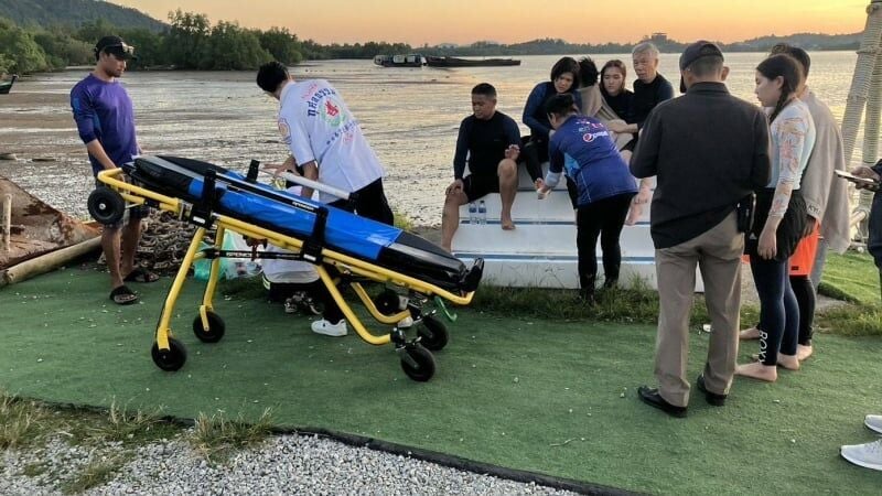 Счастливая семерка "всплывает" в безопасное место после того, как длиннохвост на Пхукете перевернулся