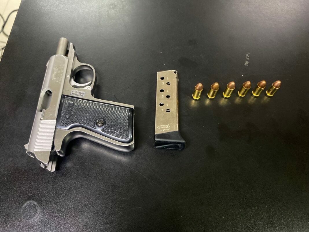 Тайскую женщину арестовали на пешеходной улице Паттайи с заряженным пистолетом