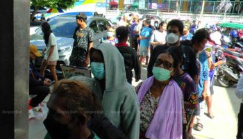 Треть тайцев ‘очень недовольны’ отменой раздаточных средств  