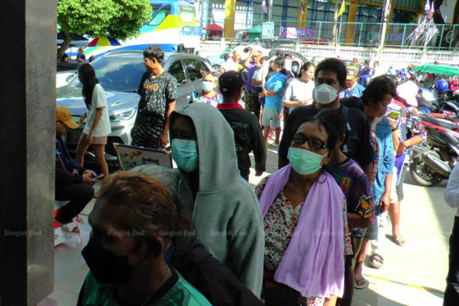 Треть тайцев ‘очень недовольны’ отменой раздаточных средств  