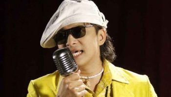 Фургон певца сбил и ранил братьев и сестер на припаркованном мотоцикле