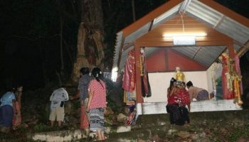 Храм Мэй Я Кратонг привлекает толпы людей, желающих получить счастливые лотерейные номера