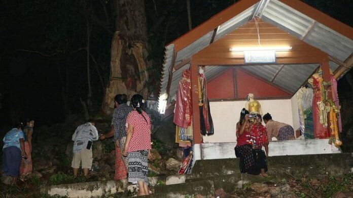 Храм Мэй Я Кратонг привлекает толпы людей, желающих получить счастливые лотерейные номера