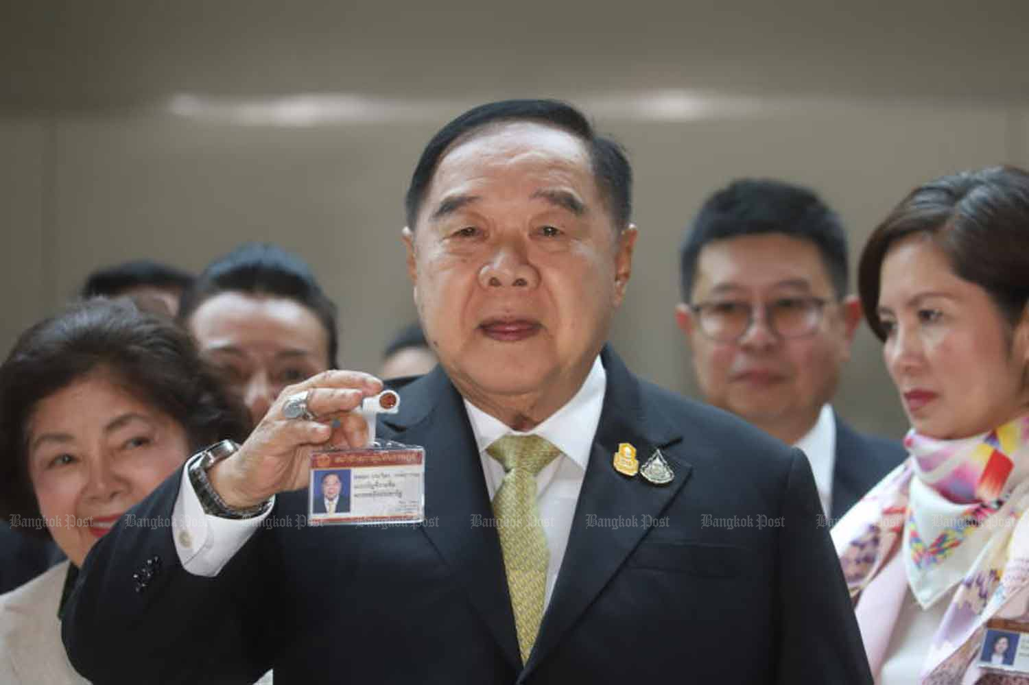 Prawit "отказывается получать зарплату" из-за частых отлучек