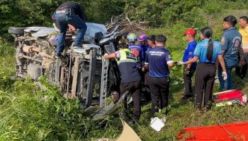 11 человек пострадали в результате опрокидывания школьного фургона в Сурат-Тани