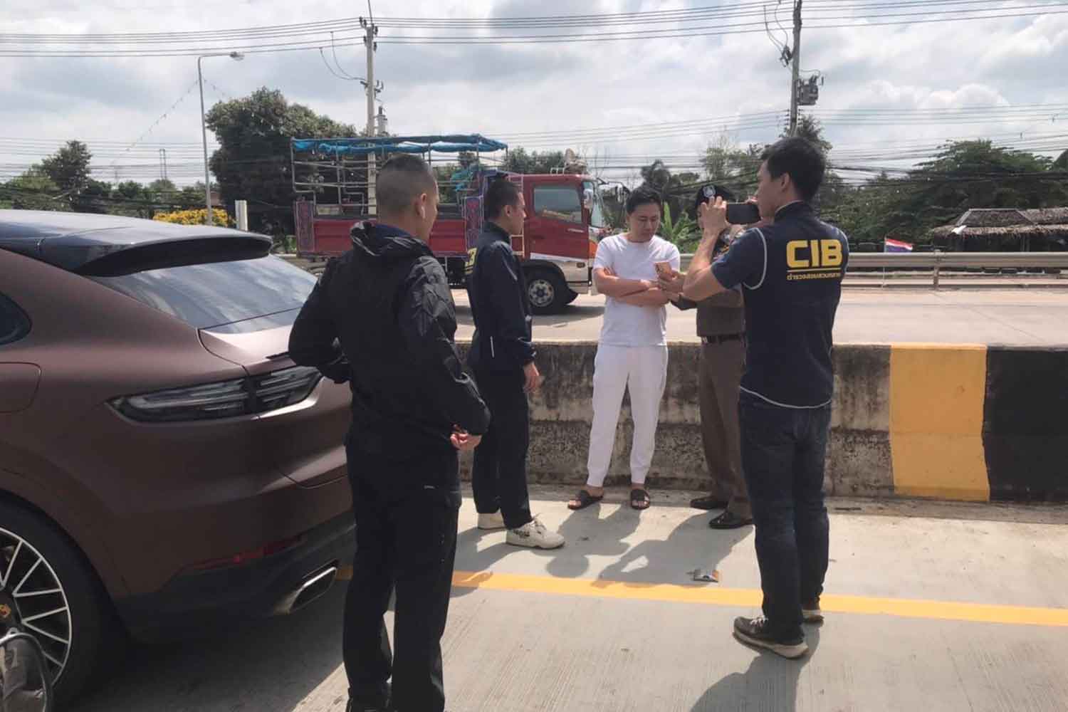 Адвокат, жена арестована по подозрению в мошенничестве и отмывании денег