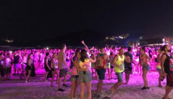 Вечеринка в полнолуние привлекает более 9000 туристов