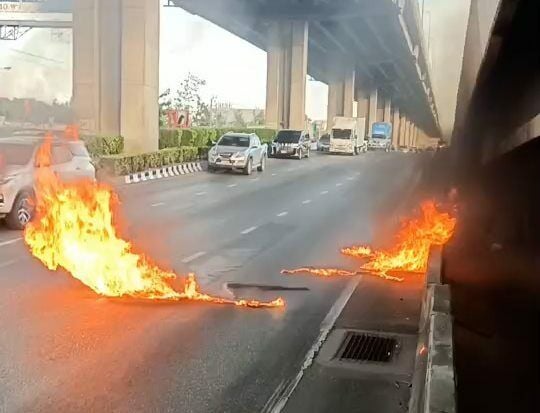 Возгорание автомобиля на перекрестке в Бангкоке привело к хаосу и задержкам