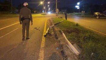 Восточный Таиланд: Измученный водитель пикапа врезался в уличный фонарь