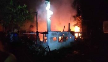 Вспыхивает зарядное устройство для телефона: дом тайца охвачен пламенем