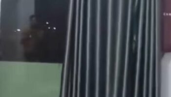 Голый и испуганный: тайский мужчина противостоит вору с отчаянной мольбой