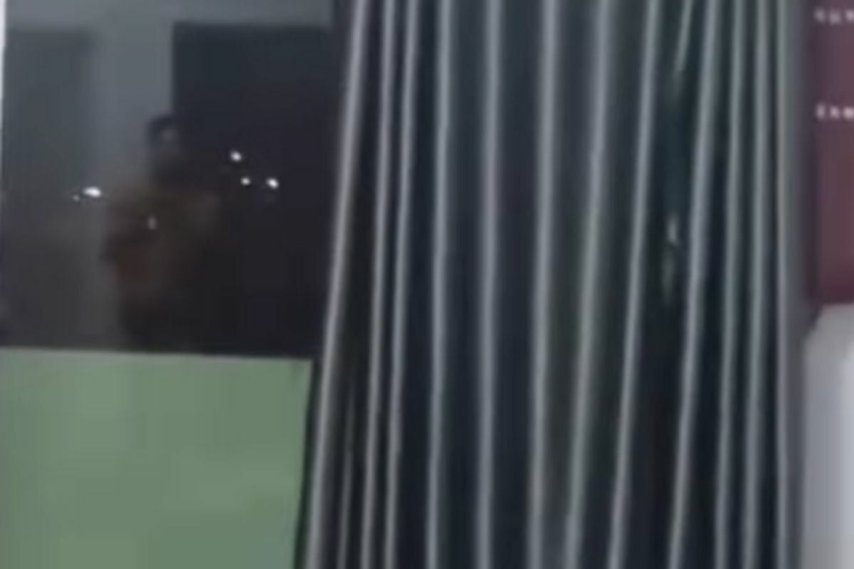 Голый и испуганный: тайский мужчина противостоит вору с отчаянной мольбой