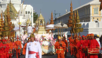Грандиозный парад в честь прибытия зуба Господа Будды