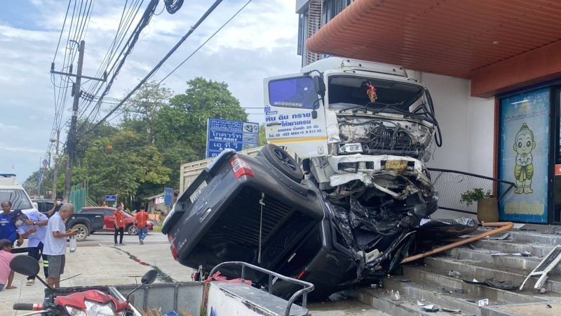 Грузовик протаранил два авто и мотоцикл на главном шоссе Пхукета