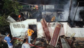 Дом Сисакета загорается после того, как свеча осталась гореть на ночь