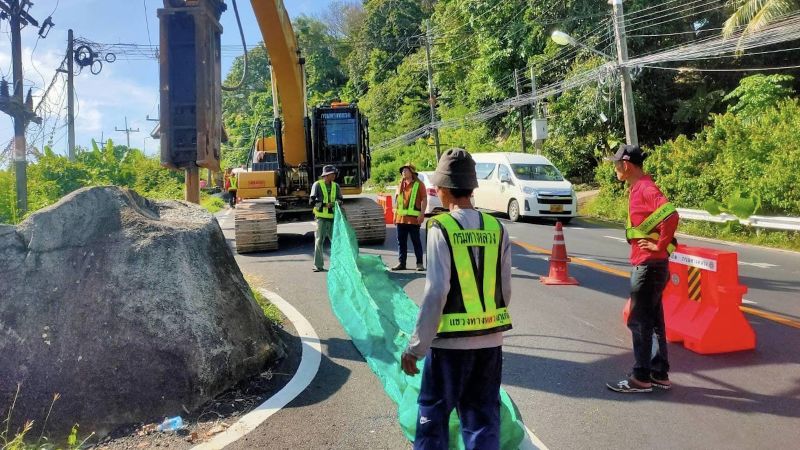 Дорожные службы начали убирать валун с трассы Карон-Патонг