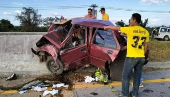 Монах пострадал в результате столкновения автомобиля с мостом в Накхонпханом