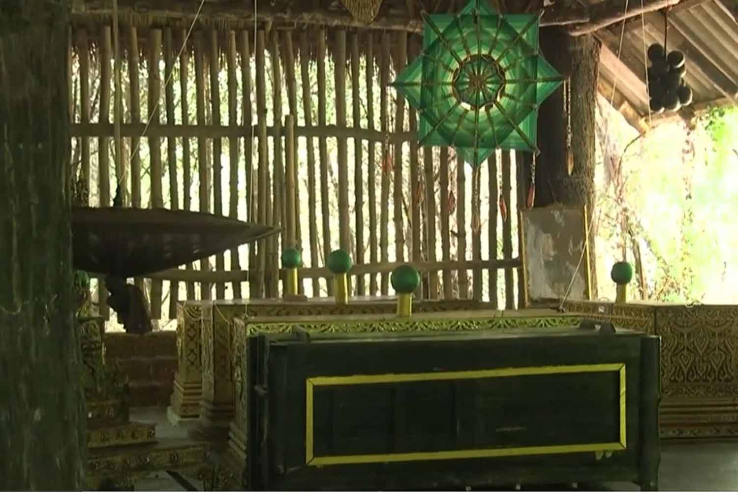 Монахи находятся под следствием за хранение 73 трупов в таиландской провинции Пхичит