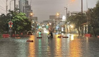 Наводнения в Паттайе остановили движение транспорта на фоне подготовки к фестивалю Лой Кратонг