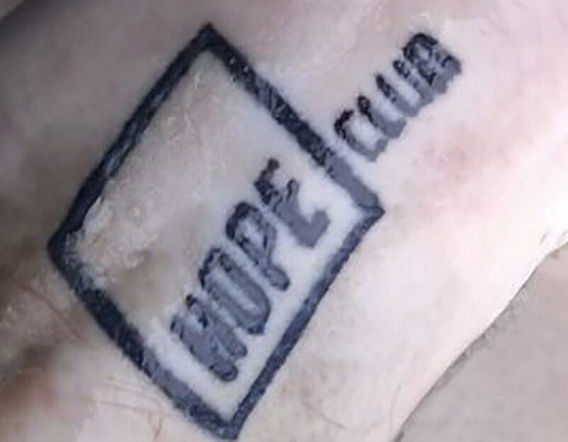 Неопознанное тело с татуировкой, найденное недалеко от Банг-Сарая, побуждает к расследованию