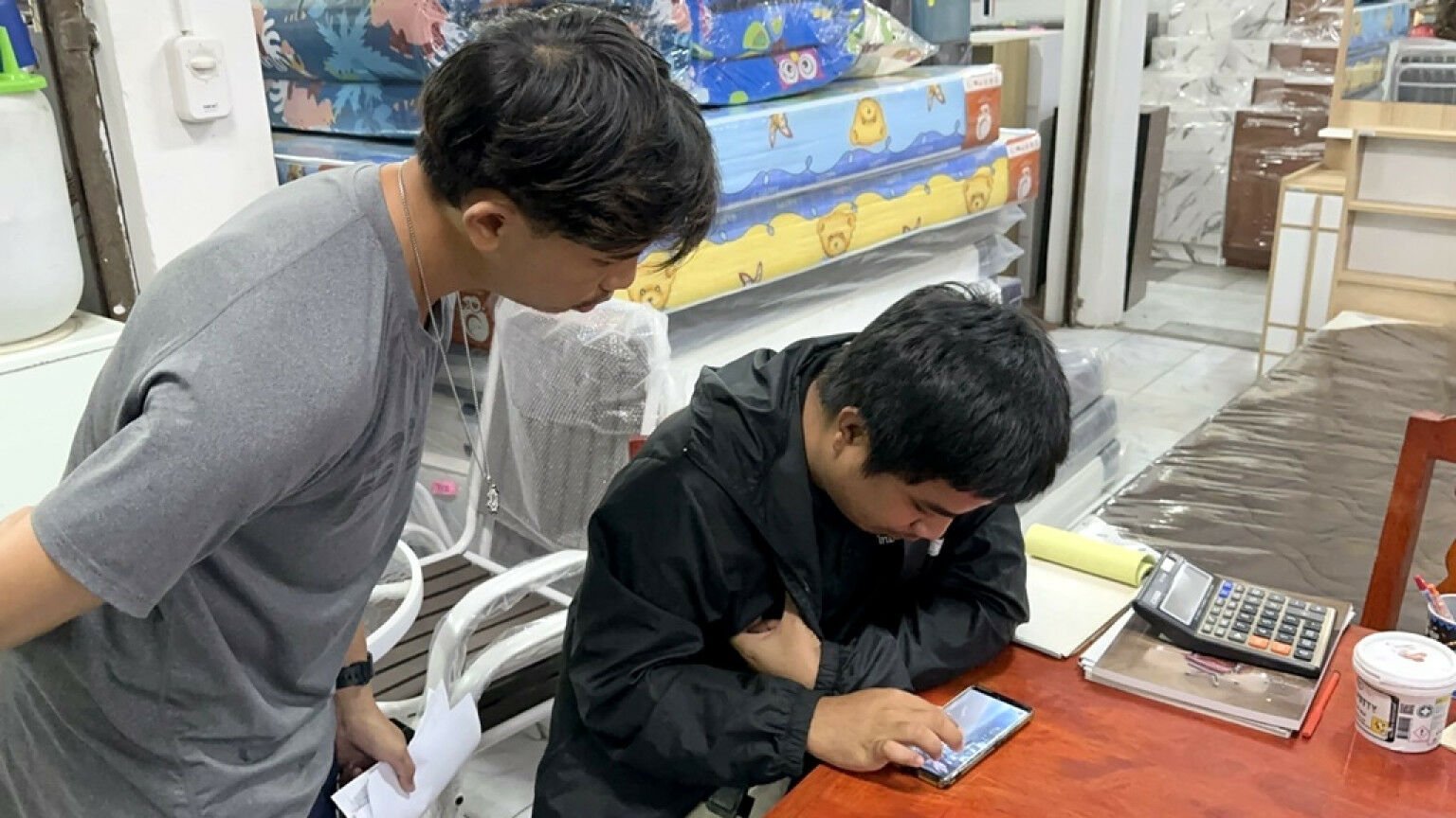 Парикмахер пострадал в результате наезда черного пикапа Ford в Паттайе