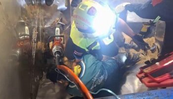 Подростка спасли после того, как его нога застряла в рисоуборочном комбайне в Утайтхани