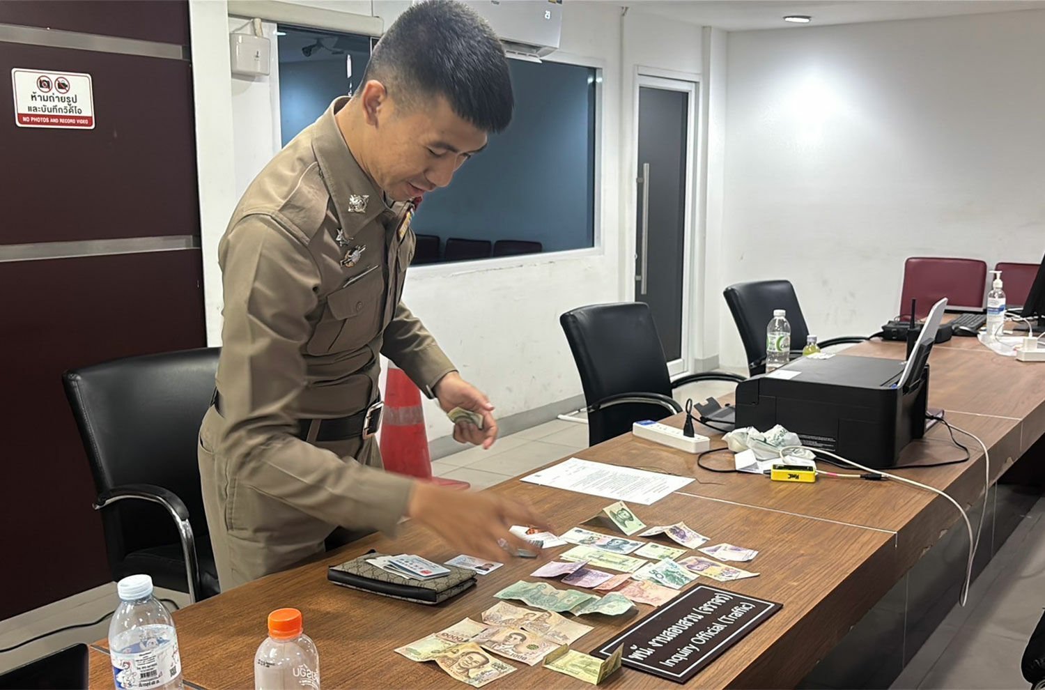 Подростки из Паттайи возвращают кошелек с наличными и получают похвалу публики