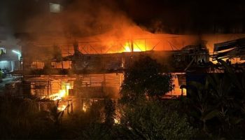 Пожар в магазине в Самут-Пракане привел к травмам, перекинулся на квартиру