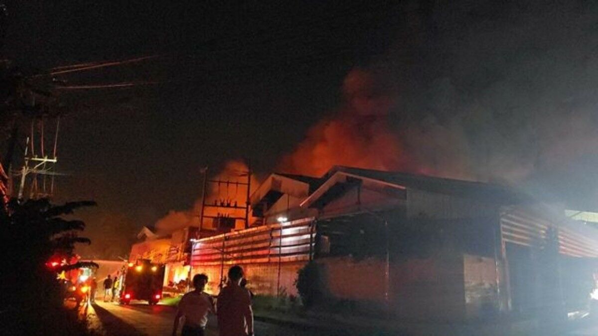 Пожар в Самут-Сакхоне нанес ущерб более чем на 50 миллионов батов (видео)