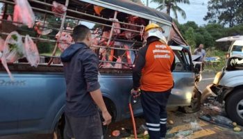 Пожилой водитель в аварии в Сисакете разбрасывает товары по дороге