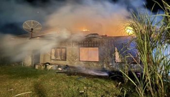 Покупатель дома в Сисакете недоступен, так как телефон сгорел при пожаре