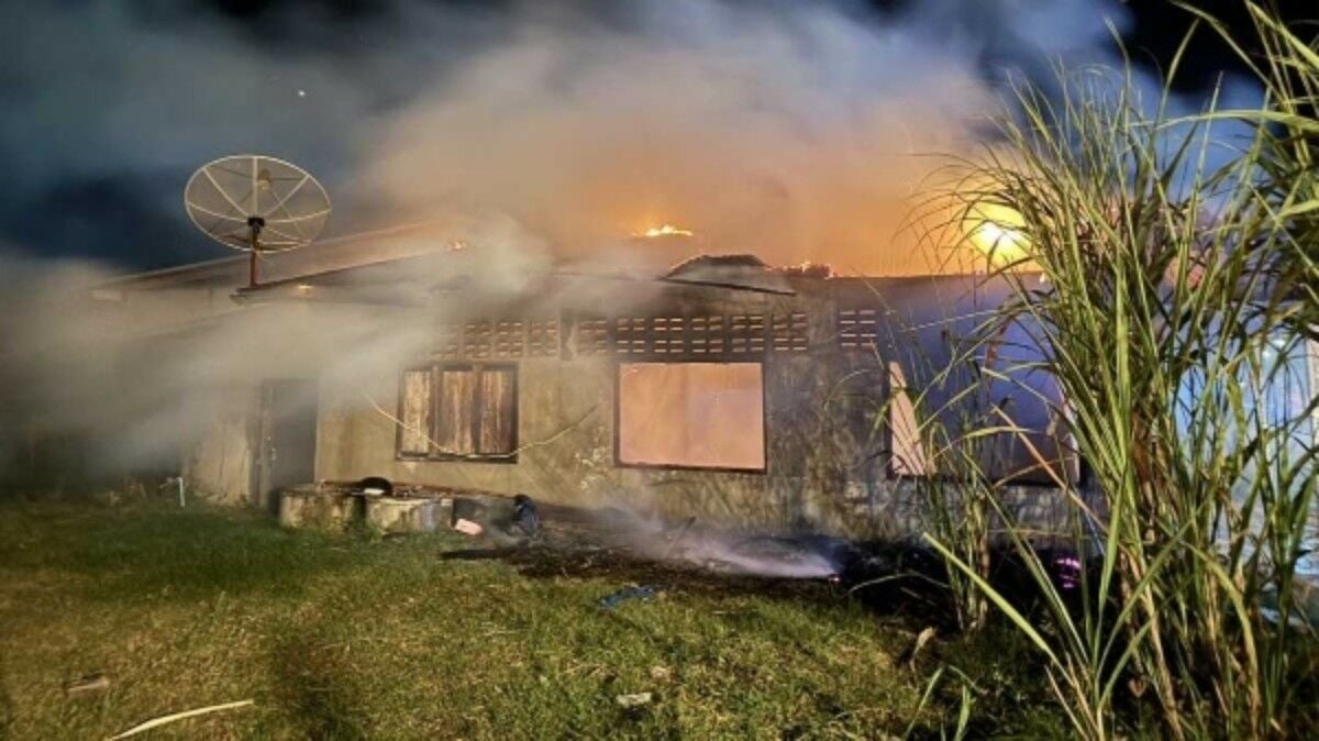 Покупатель дома в Сисакете недоступен, так как телефон сгорел при пожаре