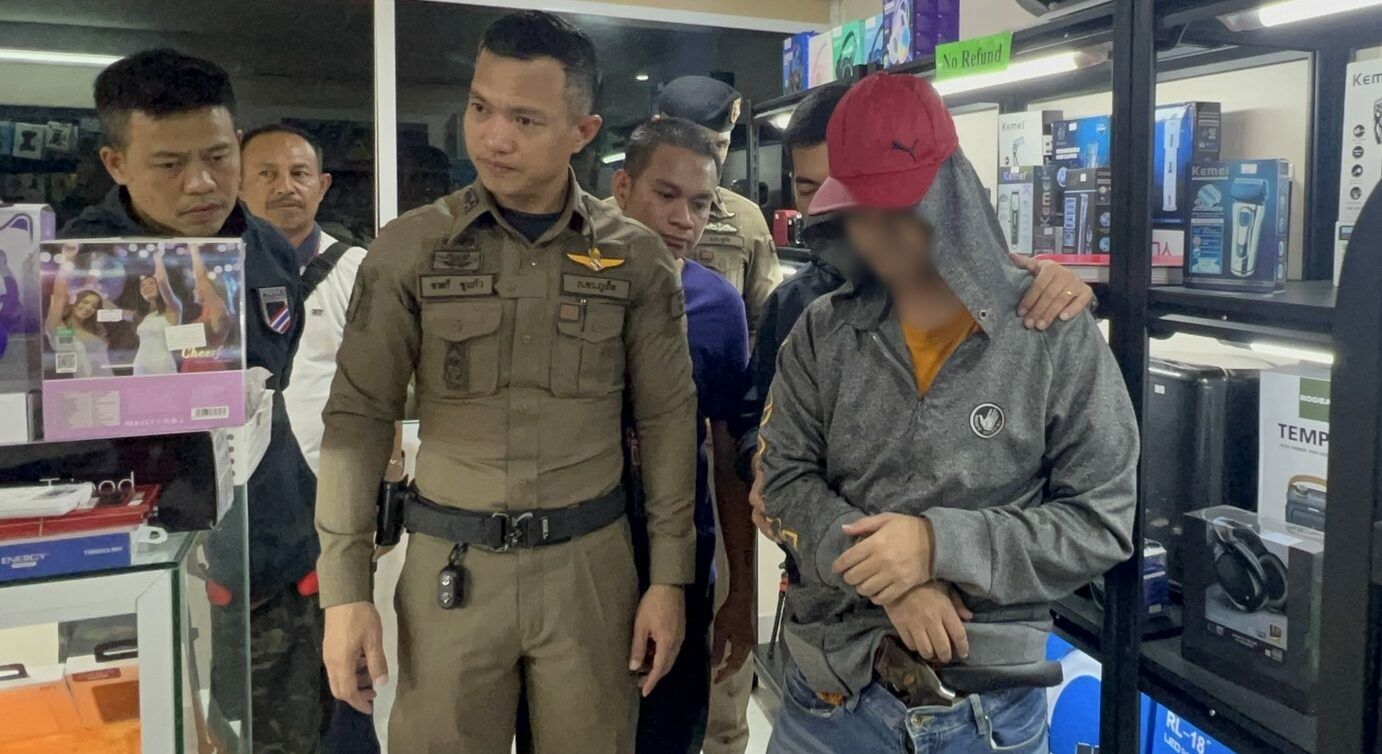 Полиция Пхукета арестовала шеф-повара "грабителя в красной шляпе" за ограбление телефонного магазина
