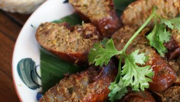 Почувствуйте разницу: тайская колбаса готовится на гриле в социальных сетях