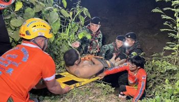 Тайские солдаты спасают застрявшего китайца из водной ловушки (видео)