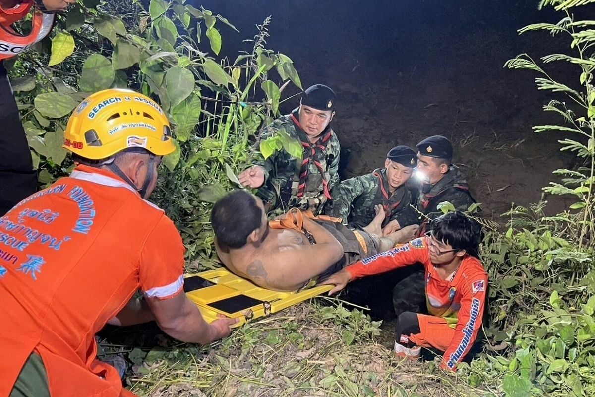 Тайские солдаты спасают застрявшего китайца из водной ловушки (видео)