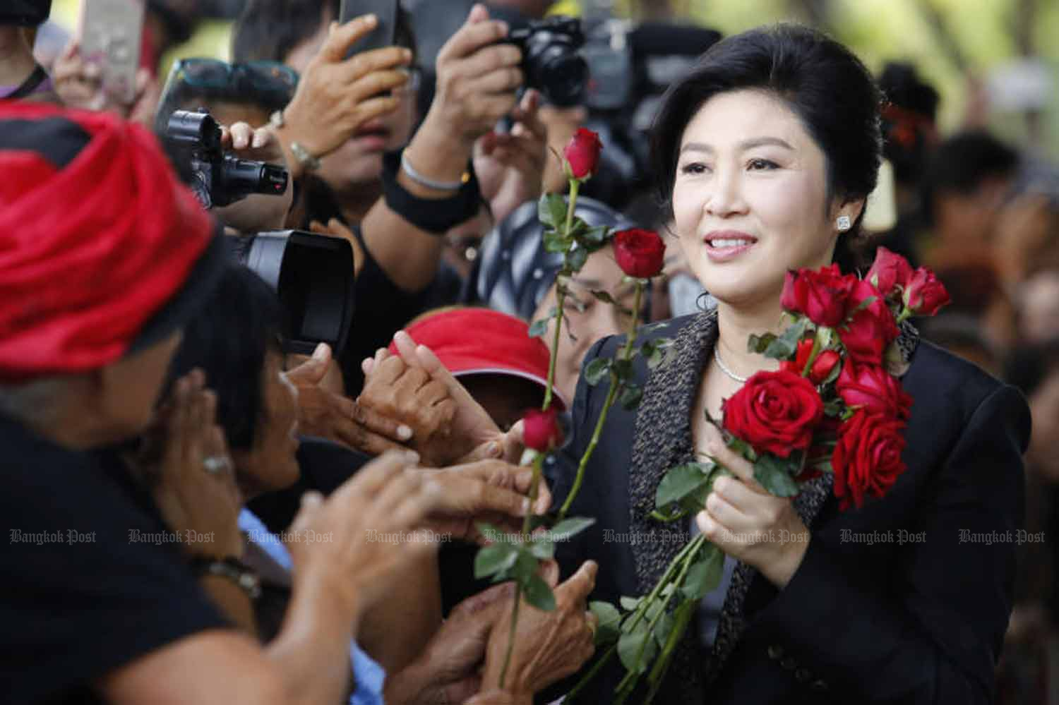 Таксин ожидает, что сестра Йинглак, скрывающаяся от правосудия, вернется к апрелю