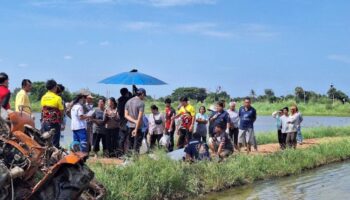 Трактор перевернулся в Супханбури, водитель погиб на рисовом поле