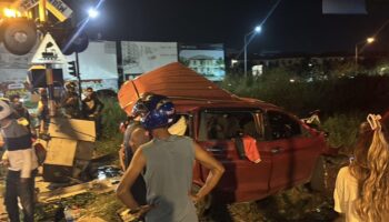 Ужас: седан столкнулся с поездом в результате почти смертельной аварии в Паттайе