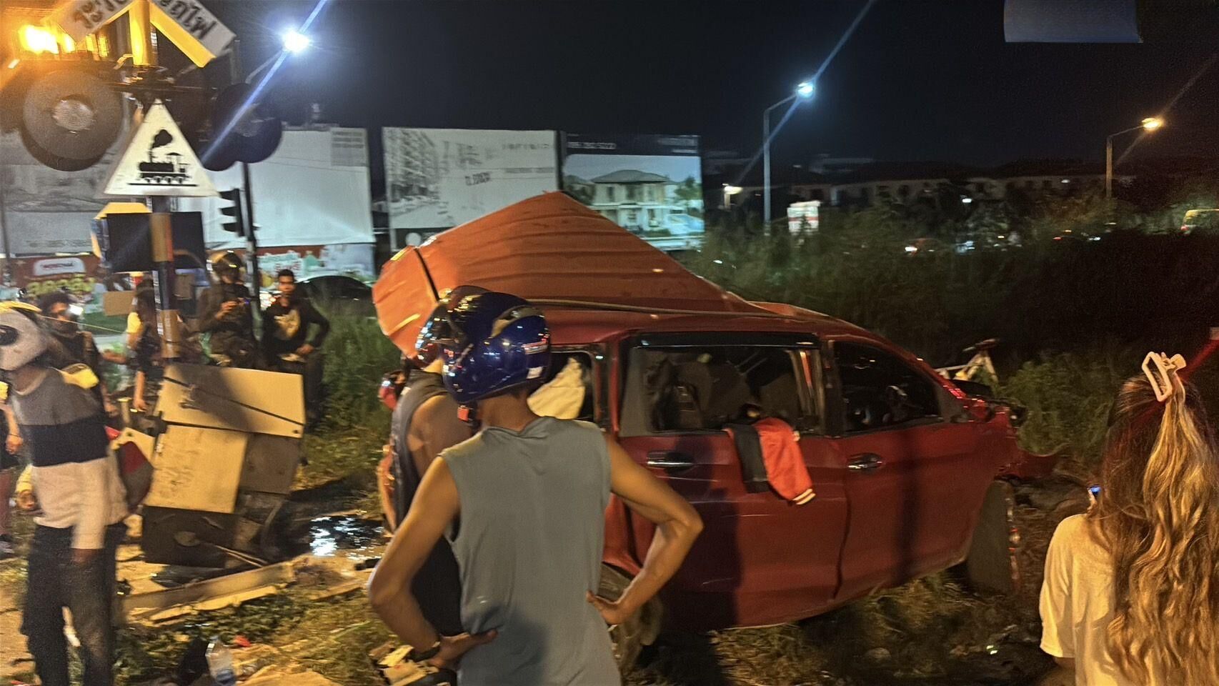 Ужас: седан столкнулся с поездом в результате почти смертельной аварии в Паттайе