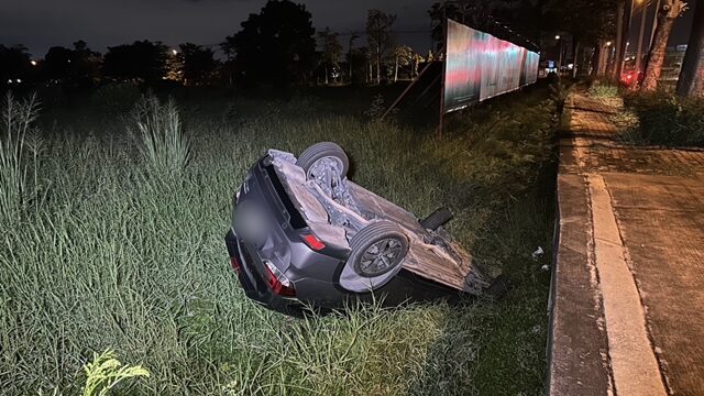 Subaru перевернулся на дороге Касет-Навамин; водитель пропал без вести